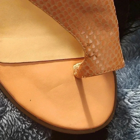 Vionic Ella Toe Loop Sandal in blooming Dahlia leather - Picture 10 of 10